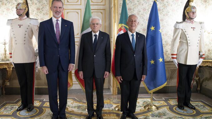 Palermo (Italy), 26/06/2023.- A handout photo made available by the Quirinal Press Office shows Italian President, Sergio Mattarella (C), King of Spain Felipe VI (L), and President of Portugal Marcelo Rebelo de Sousa prior a dinner at Villa Pajno during their visit to Palermo, Italy, 26 June 2023 (issued 27 June 2023). On 27 June they will participate in the 'Cotec' symposium. (Italia, España, Estados Unidos) EFE/EPA/PAOLO GIANDOTTI/QUIRINALE PALACE HANDOUT EDITORIAL USE ONLY/NO SALES
