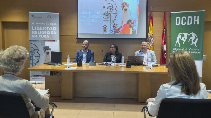 El cubano doctorando en la Universidad de Alcalá Leonardo Fernandez Otaño, la ingeniera de sistemas Sumaya Dávila, y el asesor principal del Observatorio Cubano de Derechos Humanos (OCDH), Yaxys Sires. EFE/Macarena Soto
