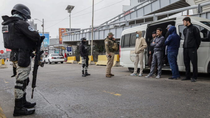 Miembros del Instituto Nacional de Migración (INM) y de la Guardia Nacional trasladan a migrantes hacia campamentos ubicados en Tijuana (México). EFE/Joebeth Terríquez
