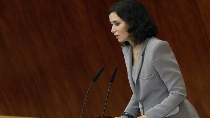 La candidata del PP a presidir la Comunidad de Madrid, Isabel Díaz Ayuso, interviene en el debate de su investidura, este miércoles en la Asamblea de Madrid. EFE/ J.J.Guillen
