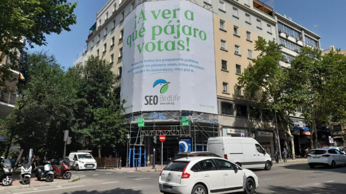 Fotografía facilitada por SEO/Birdlife de la lona gigante que ha colocado en la fachada de un edificio del Paseo de las Delicias de Madrid. EFE
