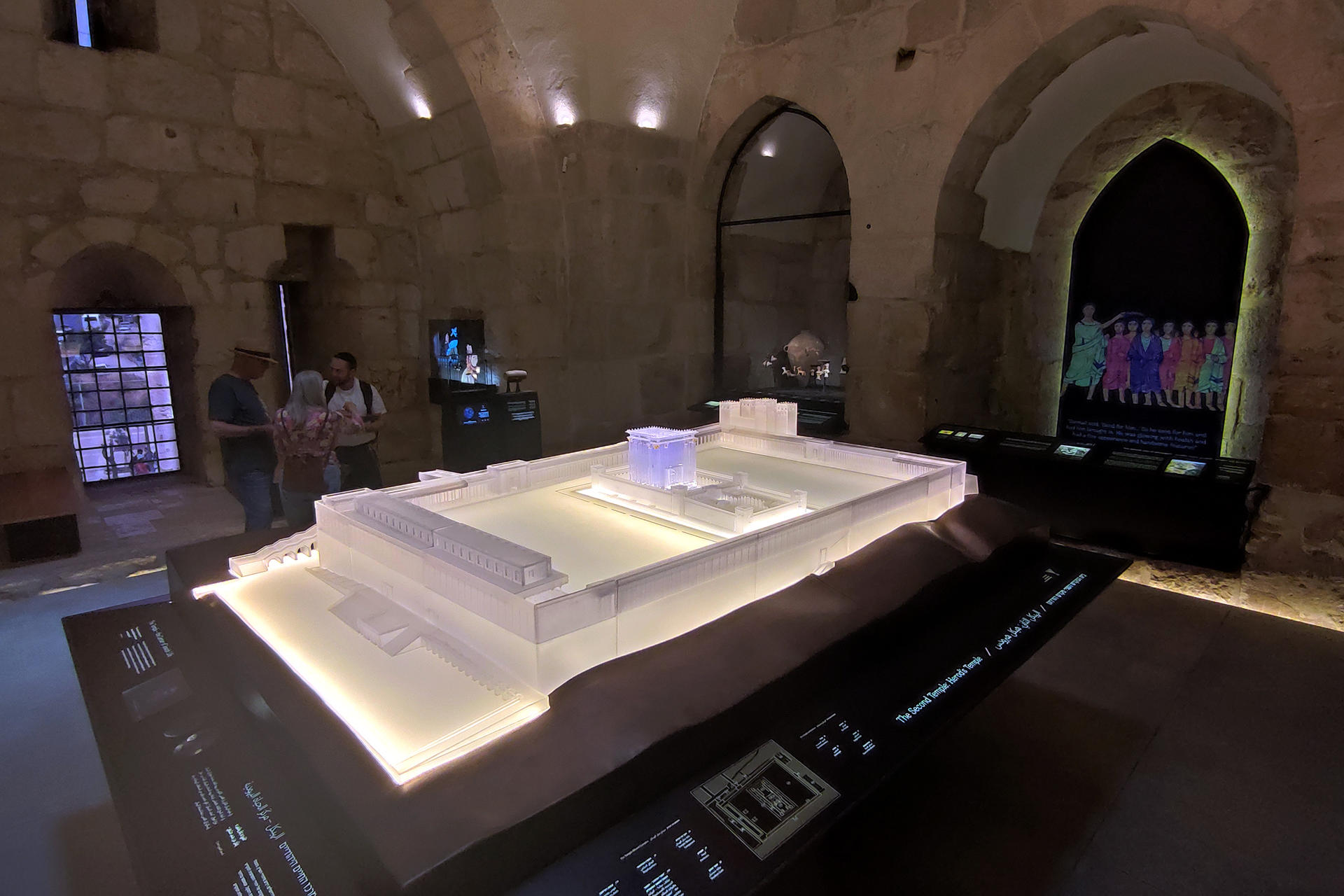 El Museo Torre de David, en la Ciudad Vieja de Jerusalén, reabre hoy sus puertas al público después de diez años de planificación y tres de construcción para convertir la antigua ciudadela en el principal museo de la urbe, un recorrido interactivo por 4.000 años de historia de una ciudad que fue durante siglos el centro del mundo para judíos, cristianos y musulmanes, en permanente coexistencia y conflicto. EFE/ Sara Gómez Armas
