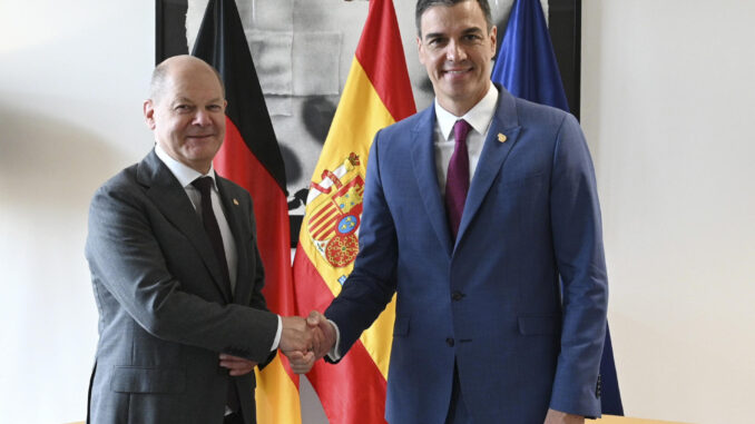 BRUSELAS, 29/06/2023.- El presidente del Gobierno español, Pedro Sánchez, y el canciller alemán Olaf Scholz, este jueves durante su reunión en el marco de la reunión del Consejo Europeo en Bruselas, antes de que España asuma a partir del próximo sábado la presidencia semestral del Consejo de la UE. EFE/Borja Puig/Pool Moncloa***SOLO USO EDITORIAL/SOLO DISPONIBLE PARA ILUSTRAR LA NOTICIA QUE ACOMPAÑA (CRÉDITO OBLIGATORIO)***
