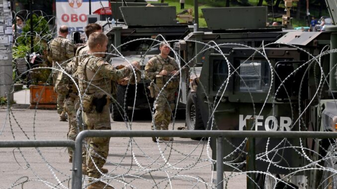 Imagen de archivo de soldados del contingente internacional KFOR frente al Ayuntamiento de Leposavic, en Kosovo. EFE/EPA/GEORGI LICOVSKI
