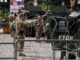 Imagen de archivo de soldados del contingente internacional KFOR frente al Ayuntamiento de Leposavic, en Kosovo. EFE/EPA/GEORGI LICOVSKI