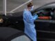 Los sanitarios hacen pruebas PCR a los conductores en el punto autocovid del HUCA (Hospital Universitario de Asturias) en Oviedo durante la pandemia, en una imagen de archivo. EFE/Paco Paredes