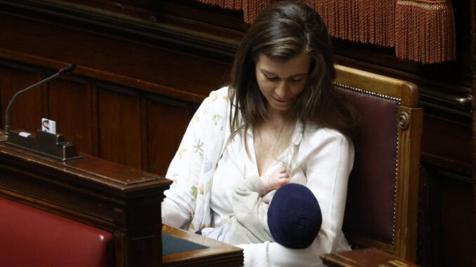 La diputada Gilda Sportiello, del Movimiento 5 Estrellas (M5S), se ha convertido este miércoles en la primera mujer en amamantar a su hijo en el Parlamento italiano, en Roma. EFE/EPA/Fabio Frustaci
