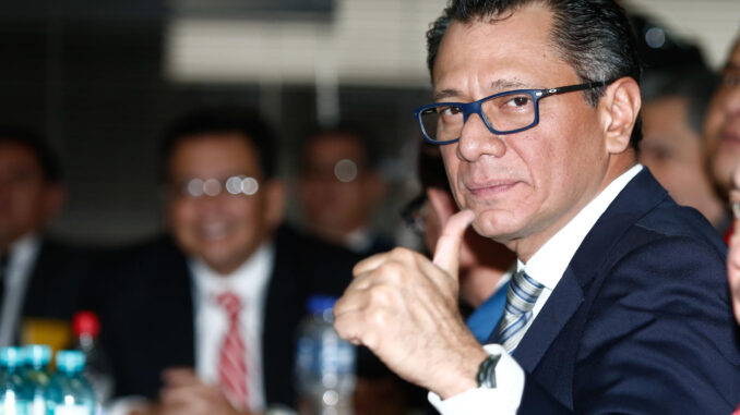 Fotografía de archivo del exvicepresidente de Ecuador Jorge Glas (c). EFE/José Jácome
