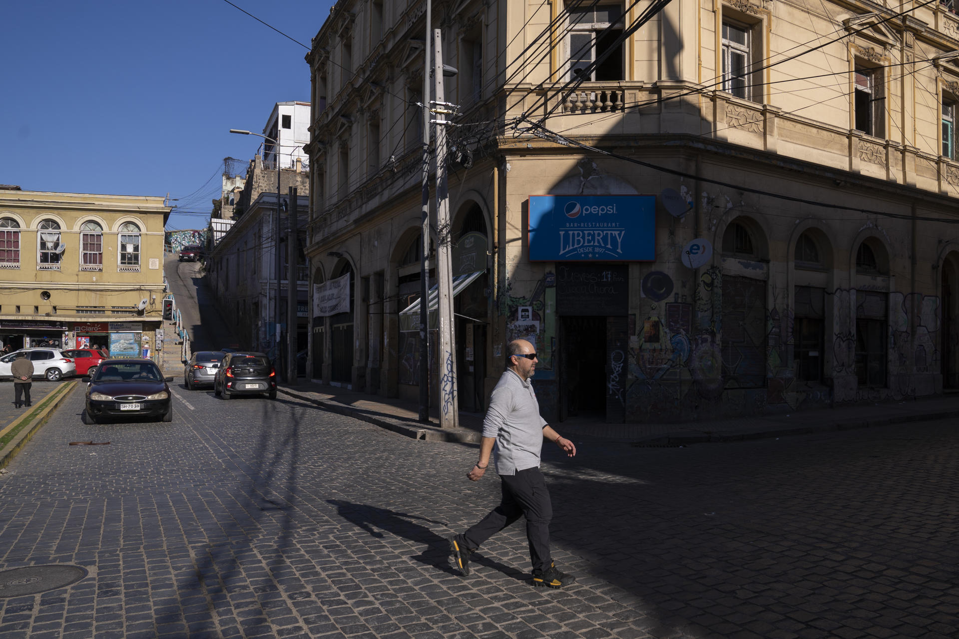 Un hombre camina por los alrededores de la Plaza Echaurren, en el Barrio Puerto, el 29 de junio de 2023, en Valparaíso (Chile). EFE/ Adriana Thomasa
