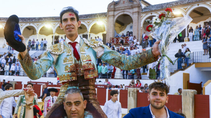 El diestro Saúl Jiménez Fortes, único en el cartel, sale a hombros tras la corrida de toros que se celebra en Antequera, con motivo del 175 aniversario de la plaza. EFE / Álvaro Cabrera

