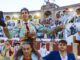 El diestro Saúl Jiménez Fortes, único en el cartel, sale a hombros tras la corrida de toros que se celebra en Antequera, con motivo del 175 aniversario de la plaza. EFE / Álvaro Cabrera