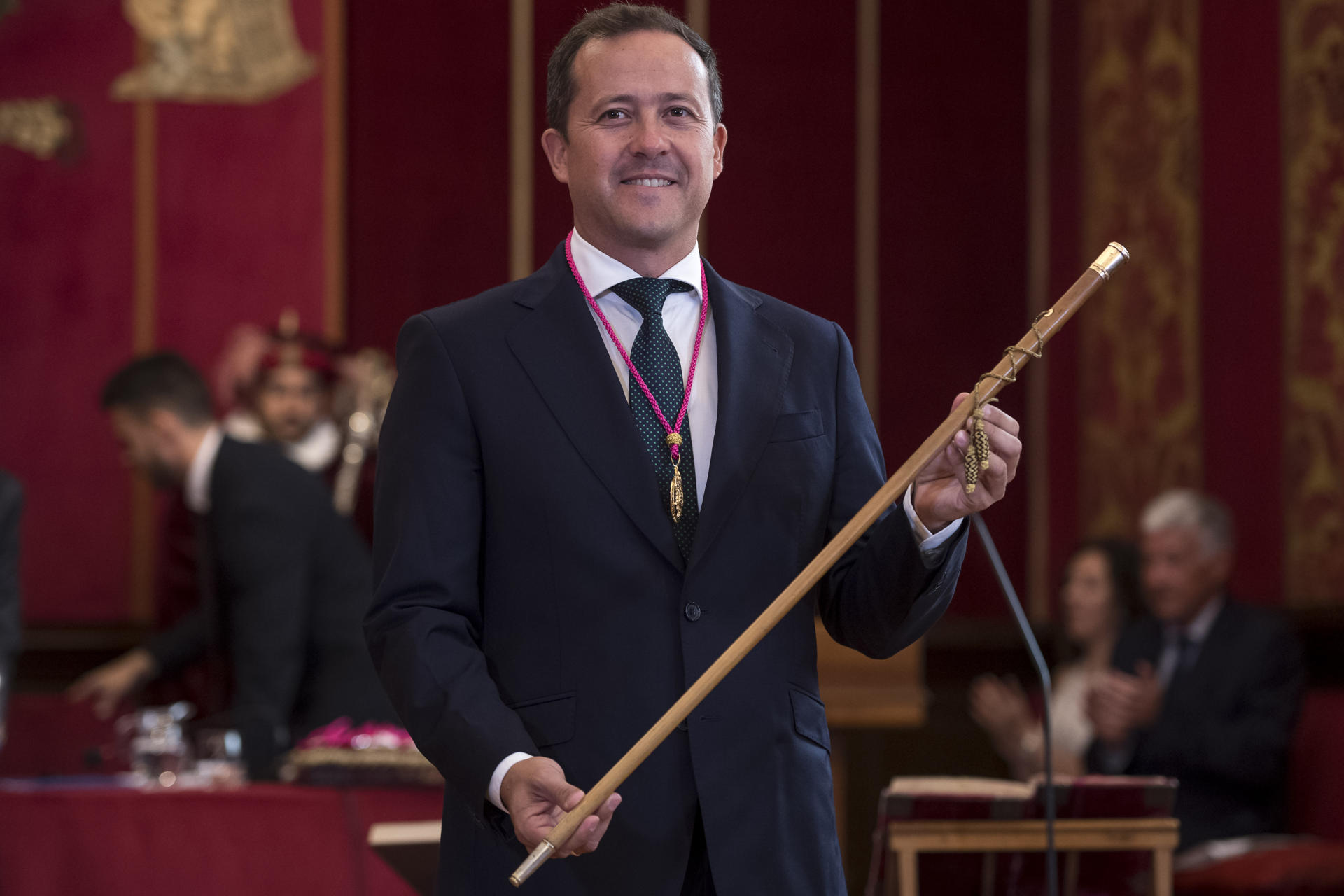 Sesión constitutiva del nuevo Ayuntamiento de Toledo, tras la celebración de las elecciones municipales del 28 de mayo y en la que es elegido alcalde el candidato del PP, Carlos Velázquez. EFE/Ismael Herrero
