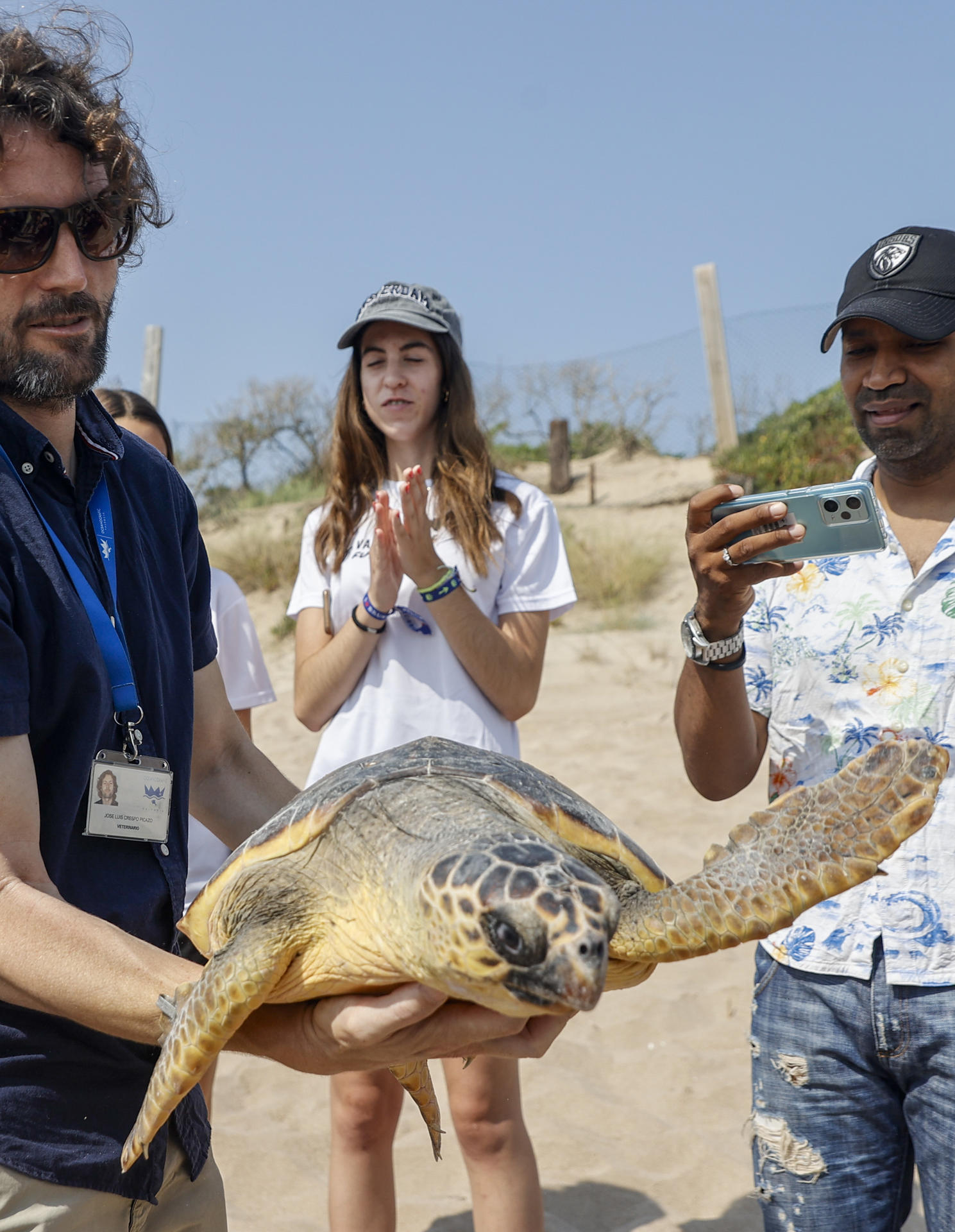 En la imagen, una de las tortugas recuperada ha sido liberada hoy en la playa de El Saler (Valencia) EFE/ Kai Forsterling
