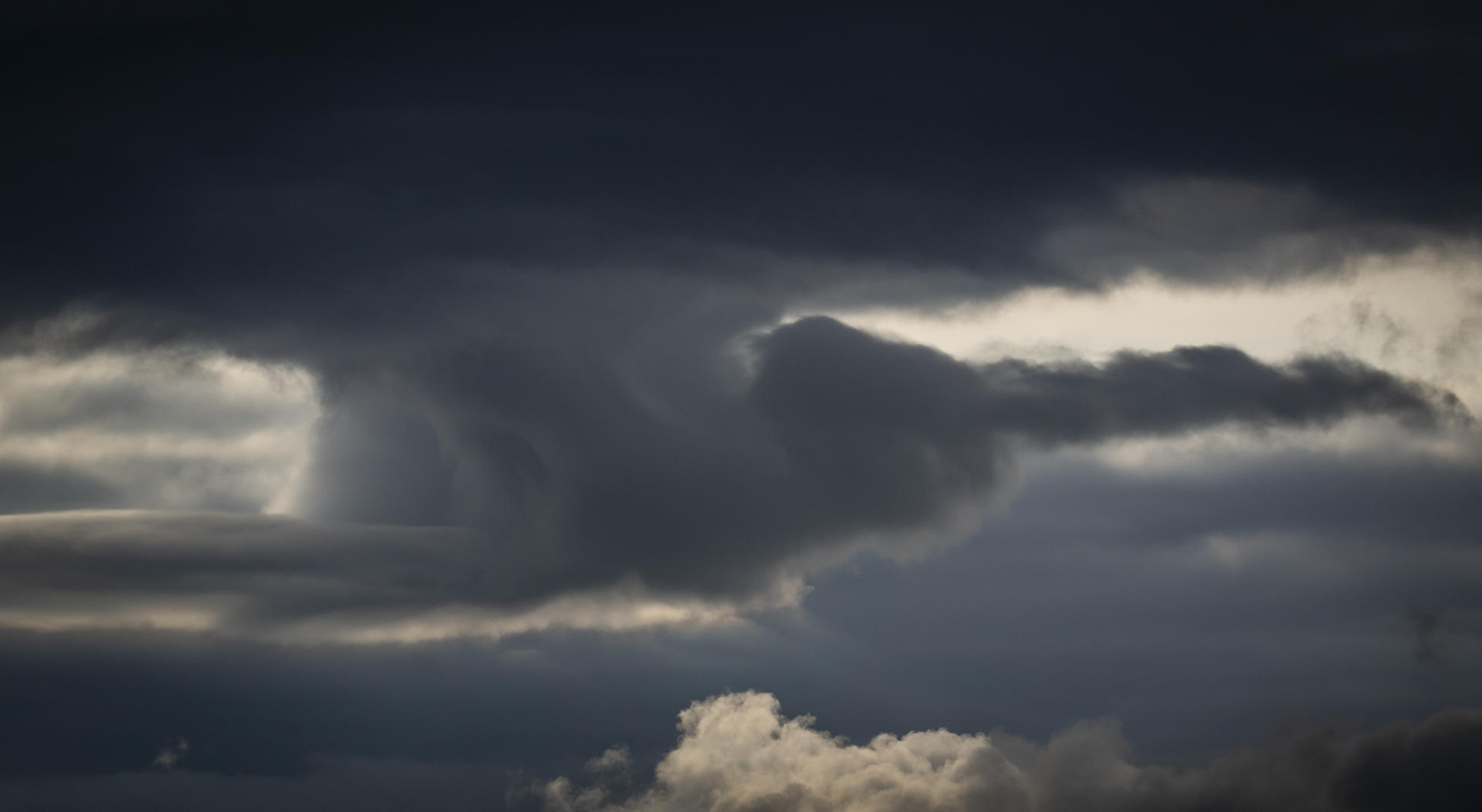 Vista del cielo sobre San Sebastián a primera hora de este miércoles. EFE/Javier Etxezarreta
