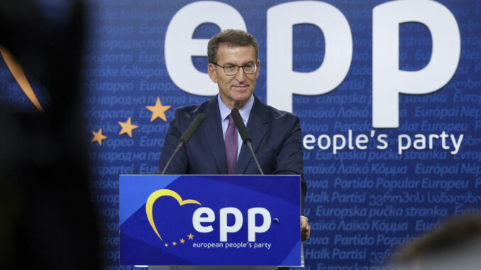 El presidente del Partido Popular, Alberto Núñez Feijóo, ofrece una rueda de prensa tras su participación en la cumbre del PP Europeo, este jueves en la sede del PP Europeo en Bruselas. EFE/David Mudarra/PP
