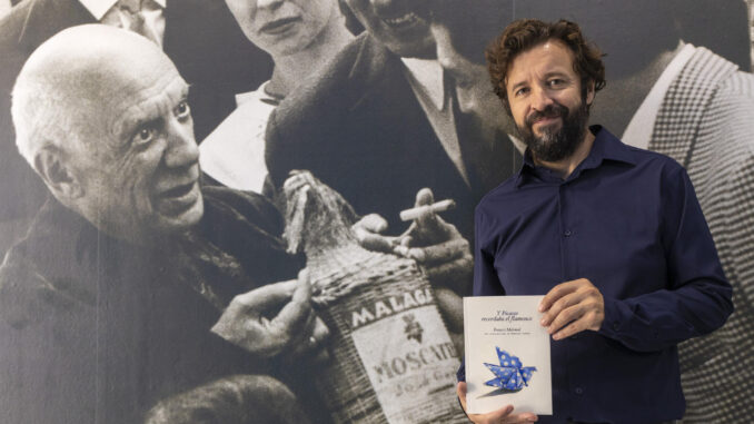El escritor Francis Mármol, autor de la obra Y Picasso recordaba el flamenco posa en la Plaza de la Merced de Málaga, donde nació el artista y se está homenajeando este año por el 50 aniversario de su muerte. EFE/ Álvaro Cabrera
