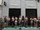 Varias personas en ropa interior esperan la apertura de una tienda de Desigual en Madrid. EFE/ Rodrigo Jiménez