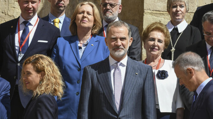 El rey Felipe VI posa par una foto de grupo a su llegada a la conferencia internacional de Parlamentarismo en la Unión Europea, este viernes en León. EFE/J.Casares
