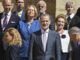 El rey Felipe VI posa par una foto de grupo a su llegada a la conferencia internacional de Parlamentarismo en la Unión Europea, este viernes en León. EFE/J.Casares