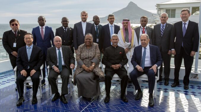 Ministros de Asuntos Exteriores del grupo de economías emergentes BRICS (Brasil, Rusia, India, China y Sudáfrica)y otros países invitados a la reunión de este viernes en Ciudad del Cabo. MEFE/EPA/HALDEN KROG
