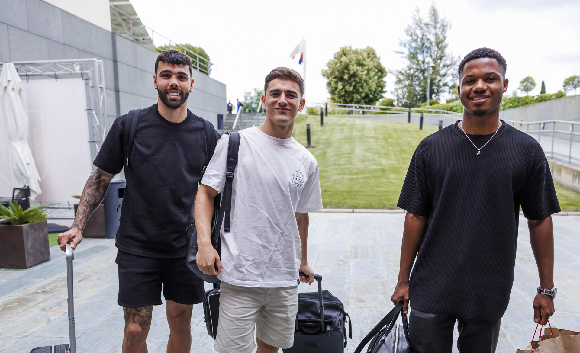 Kepa Arrizabalaga, David Raya y Ansu Fati, durante la llegada de los jugadores de la selección española de fútbol a la concentración en la Ciudad del Fútbol de Las Rozas (Madrid) para preparar la fase final de la Nations League que arrancará el próximo 14 de junio con la celebración de la primera semifinal entre Países Bajos - Croacia. España, por su parte, se enfrentará a Italia el día 15 para tratar de conseguir el billete a la final. EFE/ RFEF/Pablo García
