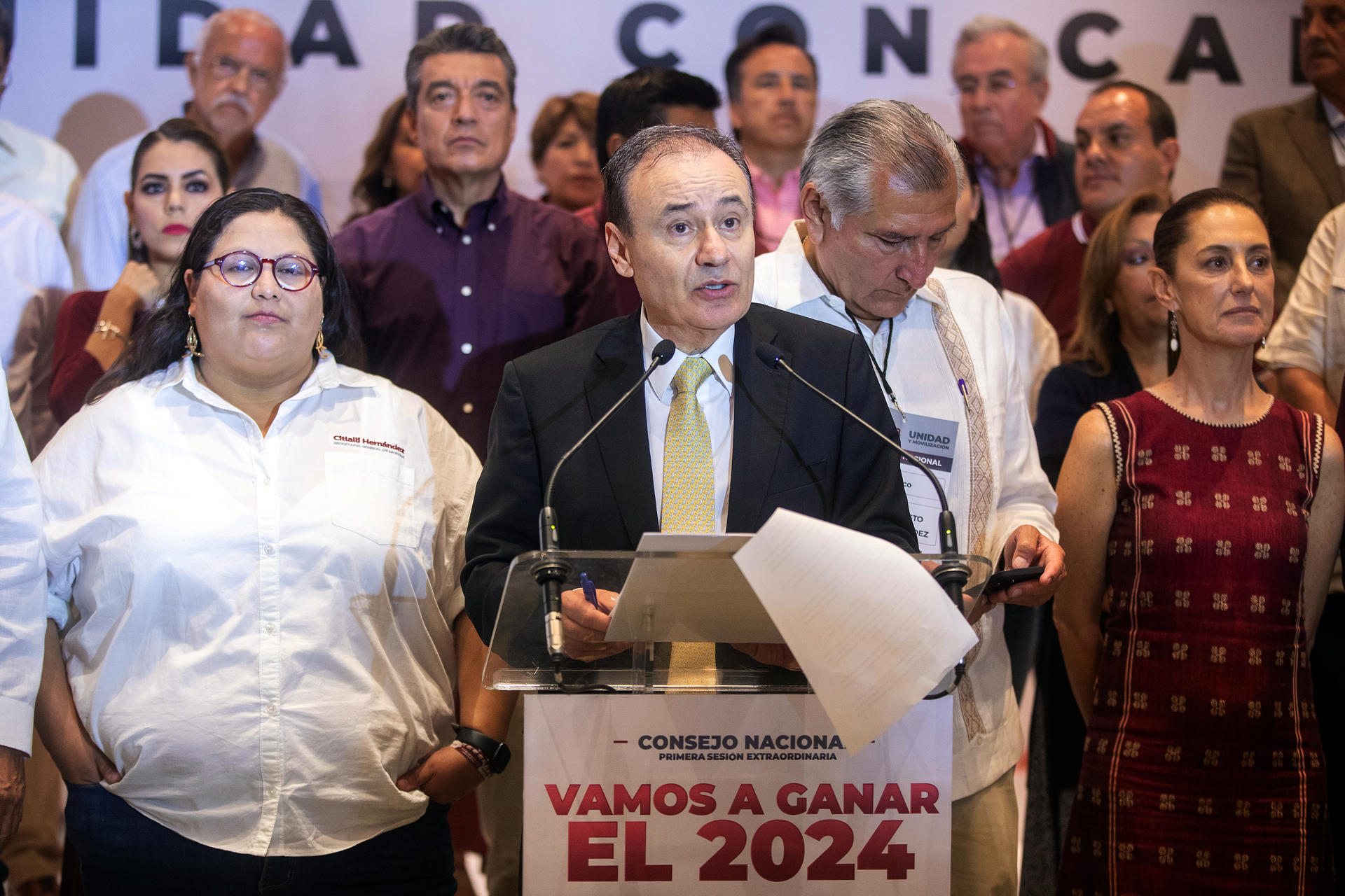 El gobernador de Sonora, Alfonso Durazo (c), habla durante una conferencia de prensa de la Primera Sesión Extraordinaria del Consejo Nacional de Morena, hoy en la Ciudad de México (México). EFE/Isaac Esquivel
