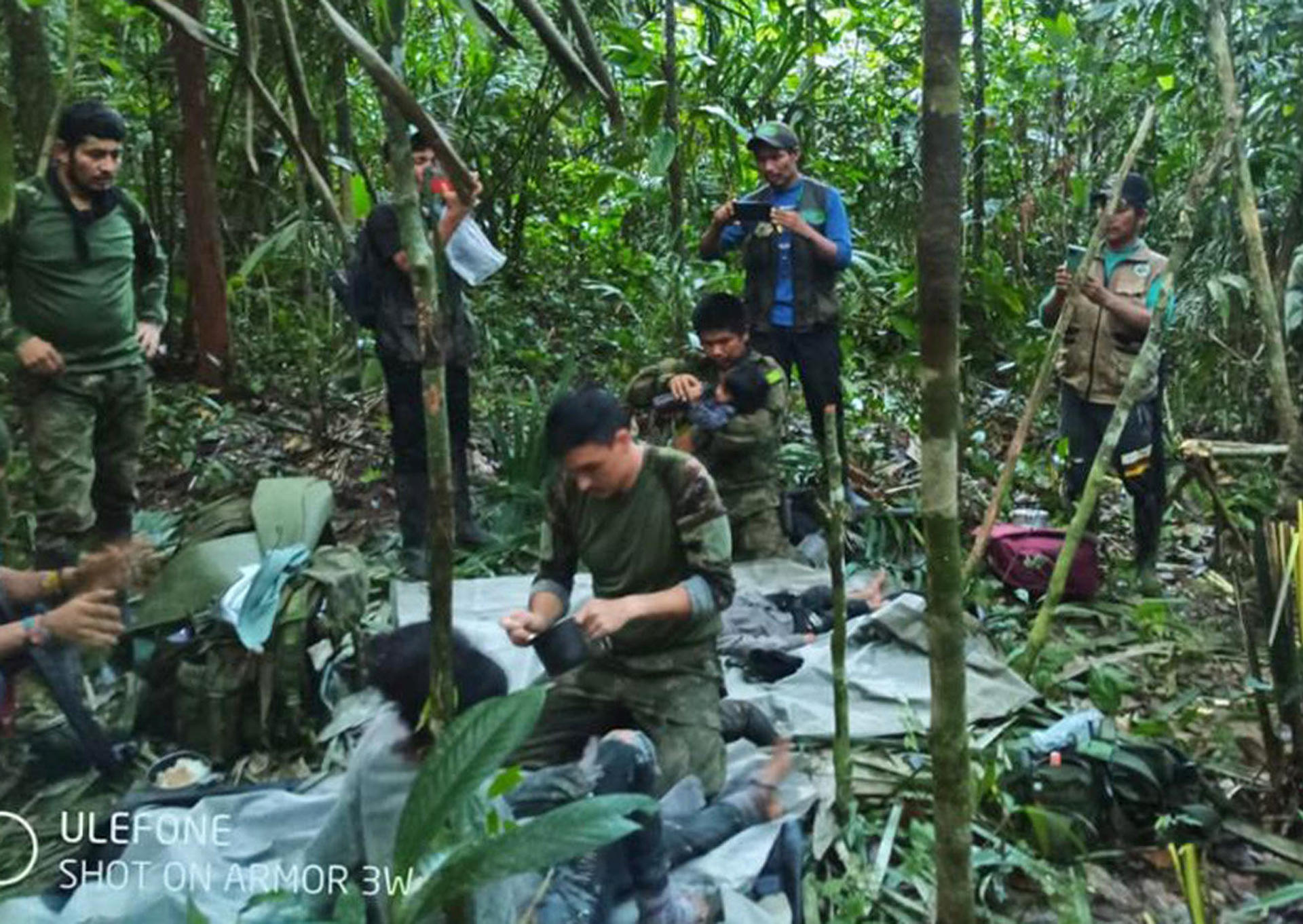 Fotografía cedida hoy por las Fuerzas Militares de Colombia que muestra a soldados e indígenas mientras atienden a los niños rescatados tras 40 días en la selva, en Guaviare (Colombia). EFE/Fuerzas Militares de Colombia
