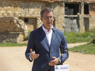 El presidente del PP, Alberto Núñez Feijóo, ayer tras la constitución del Ayuntamiento de Celadas (Teruel). EFE/Antonio Garcia