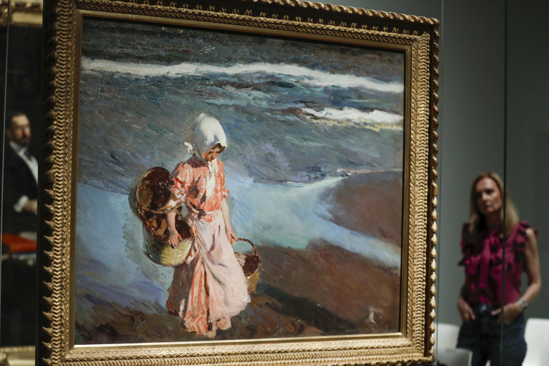 Escenas de baño y de oficios relacionados con en el mar, entre otras obras maestras de Joaquín Sorolla, integran los fondos de la Fundación María Cristina Masaveu Peterson, la mayor colección privada del pintor, que se presenta en el Museo de Bellas Artes de València hasta el 1 de octubre con motivo del centenario del fallecimiento del artista.EFE/ Juan Carlos Cárdenas
