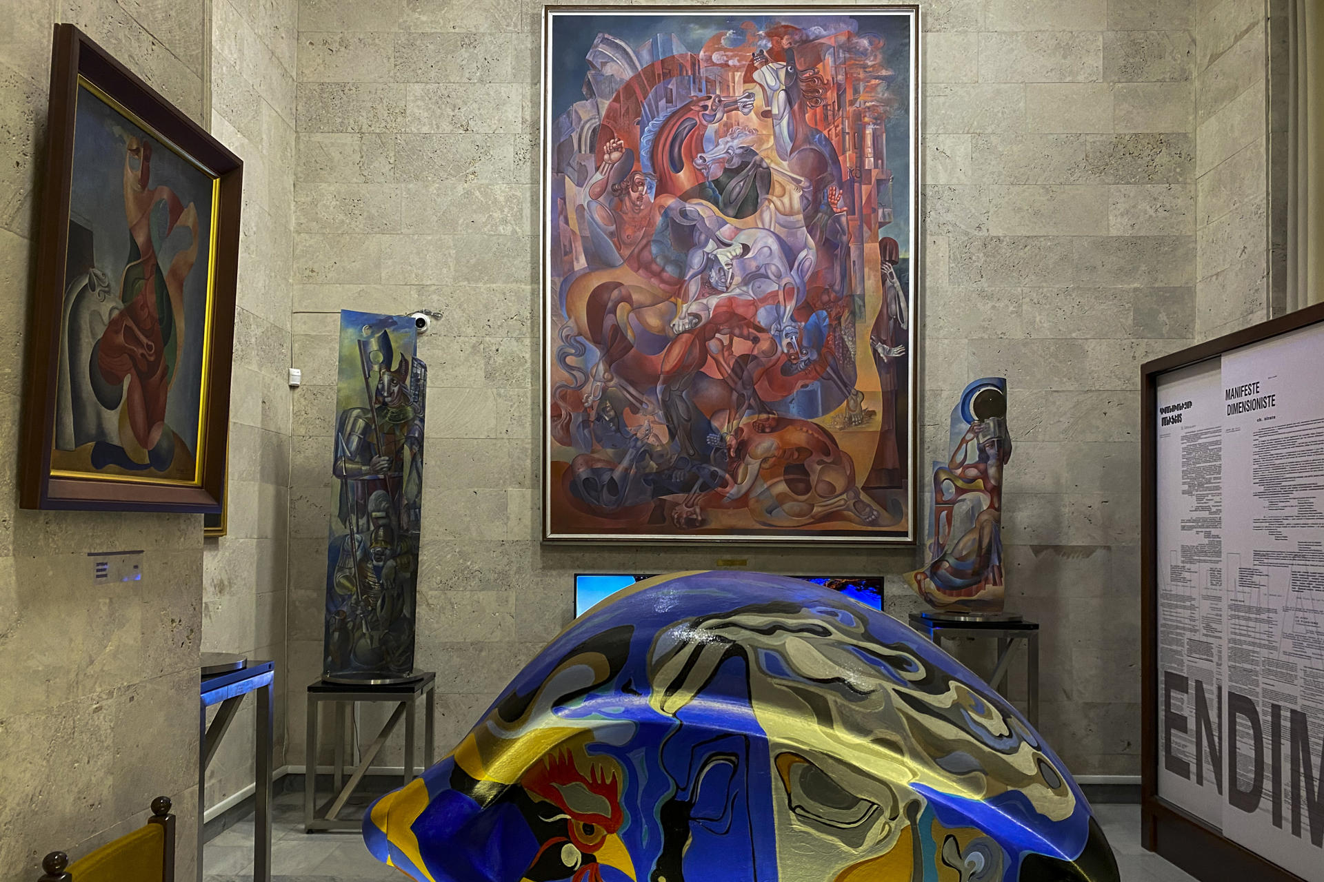 Obras del pintor y escultor armenio Ervand Kochar en su museo en Ereván (Armenia). Kochar fue un genio vanguardista coetáneo de Pablo Picasso, con el que compartió exposiciones en París, pero su figura y su obra han cobrado una nueva vida estos días tras la masiva llegada a Armenia de ciudadanos rusos que huyeron de la movilización militar en su país. EFE/ Anush Janbabian
