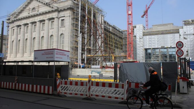 Imagen de archivo de la fachada en obras del Museo de Pérgamo de Berlín. EFE/ María Alonso
