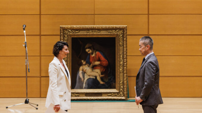 Fotografía cedida por el Instituto Polaco en Tokio de la ceremonia institucional celebrada el 31 de mayo de 2023 en la embajada de Polonia en Tokio (Japón) de la devolución de la obra "Madonna with Child" (centro), del pintor italiano Alessandro Turchi, que fue saqueada por la Alemania nazi durante la Segunda Guerra Mundial. A la izquierda está Elzbieta Rogowska, directora del Departamento de Patrimonio Cultural en el Extranjero y Pérdidas durante la Guerra, del Ministerio de Cultura y Patrimonio cultural de Polonia, y a la derecha Yoshiaki Onoyama, director de la casa de subastas japonesa Mainichi Auction. EFE/ Polish Institute In Tokyo / Przemyslaw Sliwinski SOLO USO EDITORIAL/SOLO DISPONIBLE PARA ILUSTRAR LA NOTICIA QUE ACOMPAÑA (CRÉDITO OBLIGATORIO)
