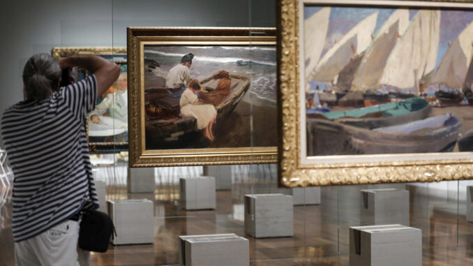 Escenas de baño y de oficios relacionados con en el mar, entre otras obras maestras de Joaquín Sorolla, integran los fondos de la Fundación María Cristina Masaveu Peterson, la mayor colección privada del pintor, que se presenta en el Museo de Bellas Artes de València hasta el 1 de octubre con motivo del centenario del fallecimiento del artista.EFE/ Juan Carlos Cárdenas
