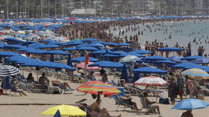 En la imagen, la playa de Levante, en Benidorm, hoy.EFE/ Morell
