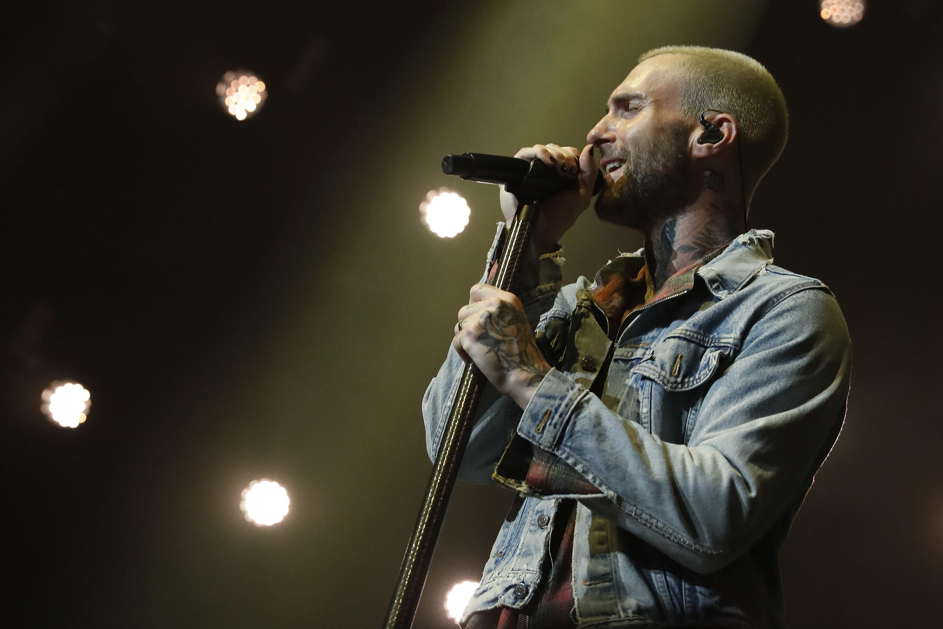 El cantante de la banda estadounidense Maroon 5, Adam Levine, durante el concierto ofrecido este jueves en el WiZink Center, en Madrid. EFE/J.P. Gandul
