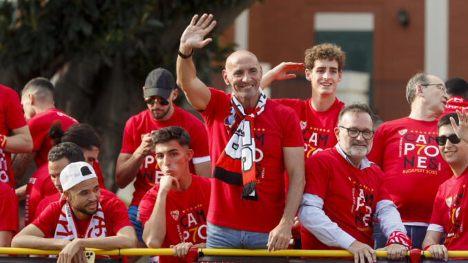 El director deportivo del Sevilla FC, Monchi (c), celebra la copa de la Liga Europa, séptima del equipo hispalense, cosechada en la final ante la Roma. EFE/ Jose Manuel Vidal
