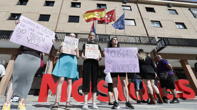 Varias mujeres con pancartas ante el Ayuntamiento de Móstoles durante el minuto de silenciocon motivo del último caso de violencia machista ocurrido en el municipio. EFE/Sergio Pérez
