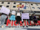 Varias mujeres con pancartas ante el Ayuntamiento de Móstoles durante el minuto de silenciocon motivo del último caso de violencia machista ocurrido en el municipio. EFE/Sergio Pérez