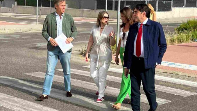 Rivera de la Cruz y miembros del PP de Alcorcón visita las parcelas disponibles para la construcción de vivienda en la localidad