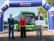 La alcaldesa de Alcorcón, Candelaria Testa, junto con el consejero de Vivienda, Transportes e Infraestructuras, Jorge Rodrigo, y el Consejero delegado Arriva Spain, Antonio Cendrero, en la presentación de los nuevos autobuses eléctricos de Alcorcón