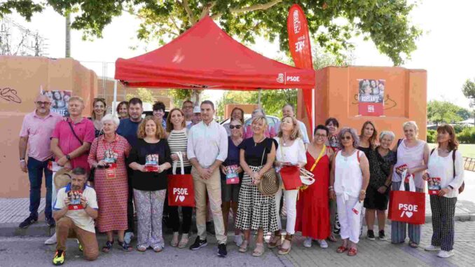 Juan Lobato, junto a miembros del PSOE de Alcorcón, en su visita al mercadillo de Alcorcón