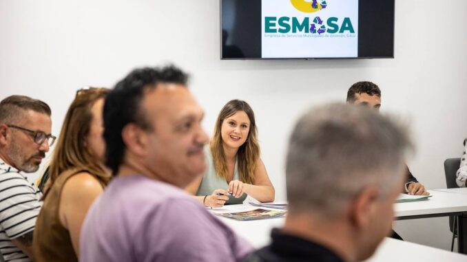 La portavoz de Vivienda de Sumar, Alejandra Jacinto, y otros miembros de Sumar en su visita a la sede de ESMASA