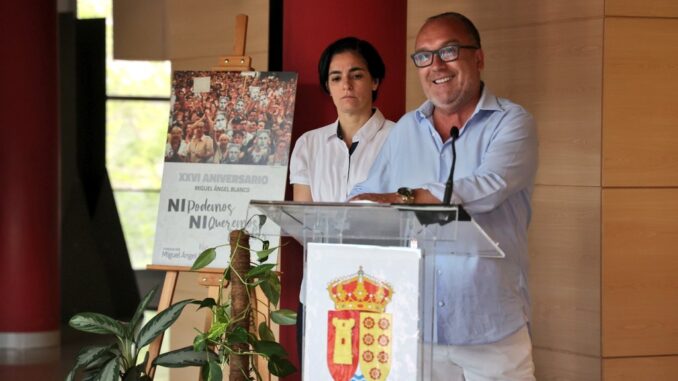 El alcalde de Arroyomolinos, Luis Quiroga, en el acto de conmemoración por el XXVI aniversario del asesinato de Miguel Ángel Blanco