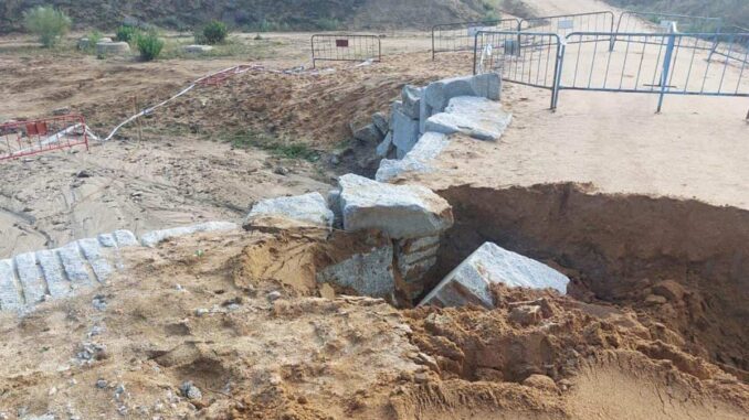 Las fuertes lluvias causan daños en el Camino de Móstoles a Arroyomolinos a su paso sobre el Arroyo de Valdearenal