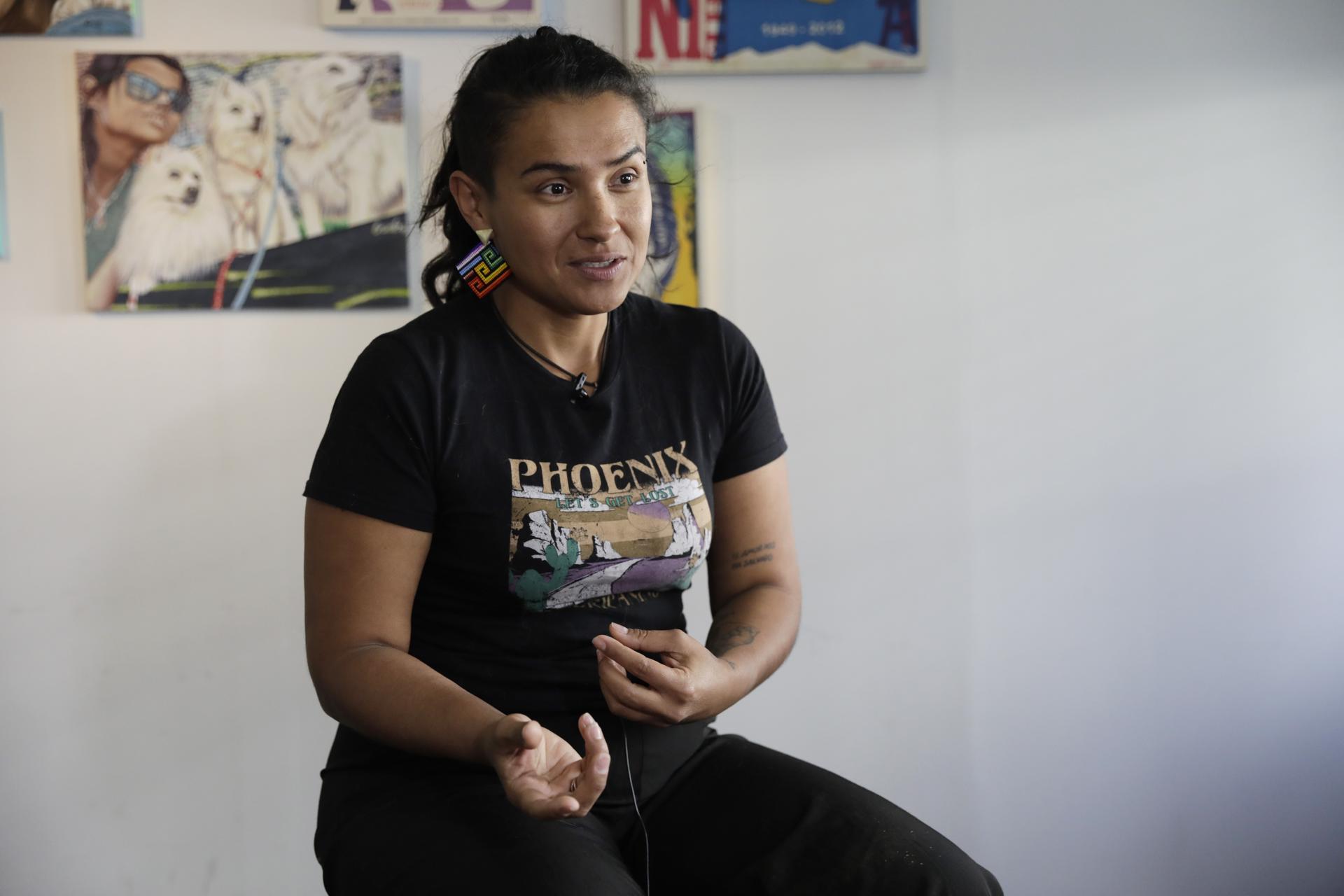 Alexa Rochi, exintegrante de la guerrilla de las FARC habla durante una entrevista con EFE en Bogotá (Colombia).  EFE/ Carlos Ortega
