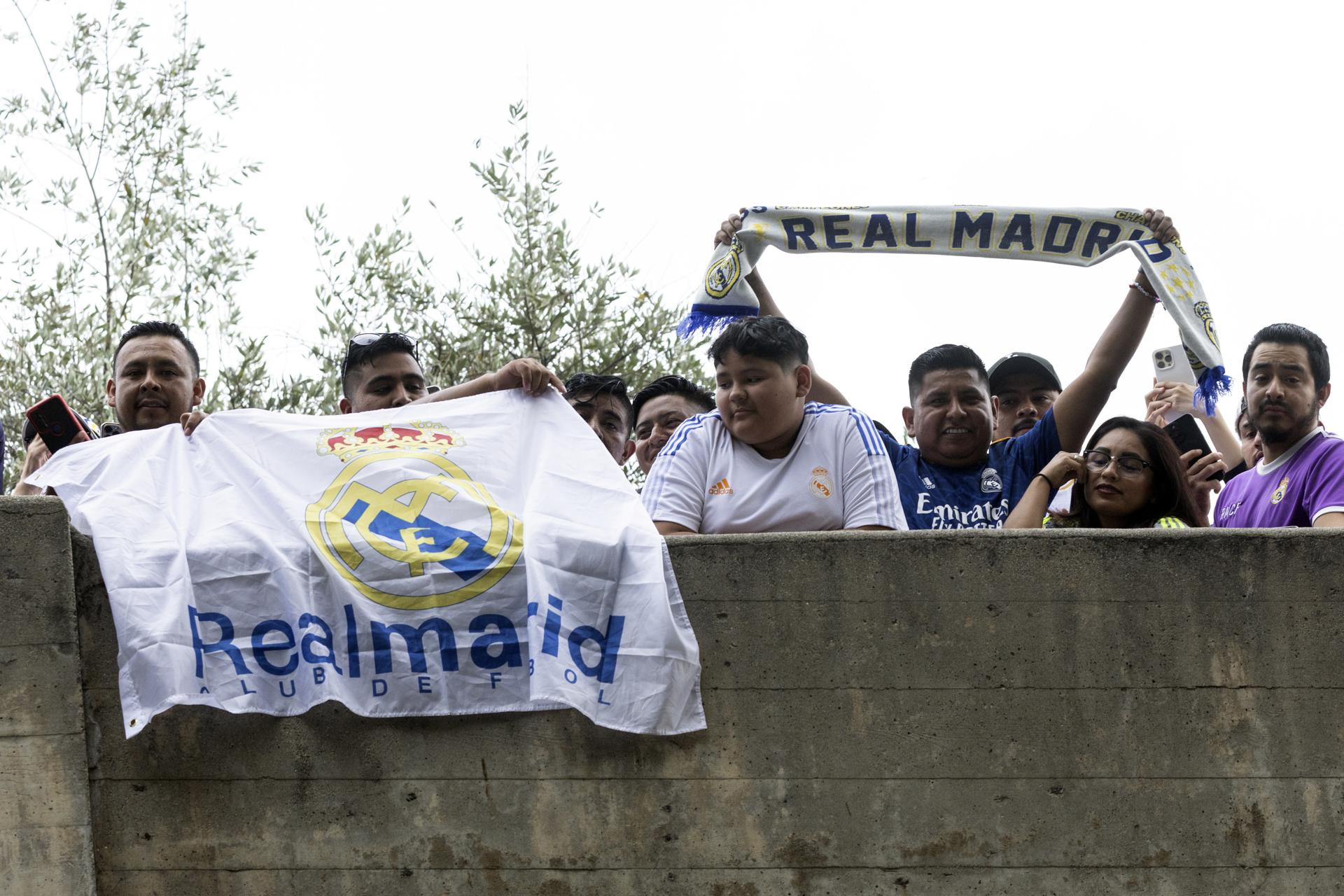 Los seguidores del Real Madrid FC se reúnen para echar un vistazo a los jugadores que llegan para el partido amistoso entre el Real Madrid y el AC Milan en el estadio Rose Bowl de Pasadena, California. EFE/EPA/ETIENNE LAURENT
