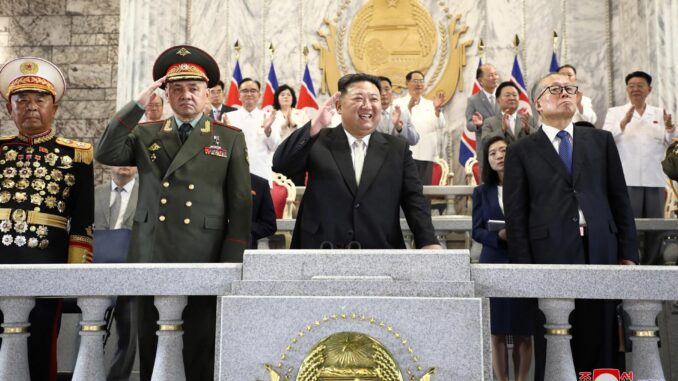 El líder de Corea del Norte, Kim Jong-un (centro), sonríe junto al ministro de Defensa ruso, Serguéi Shoigú (izq), y el miembro del politburó del Partido Comunista Chino Li Hongzhong (dcha), durante el desfile militar del 70 aniversario del fin de la Guerra de Corea, en Pionyang, Corea del Norte. EFE/EPA/KCNA EDITORIAL USE ONLY
