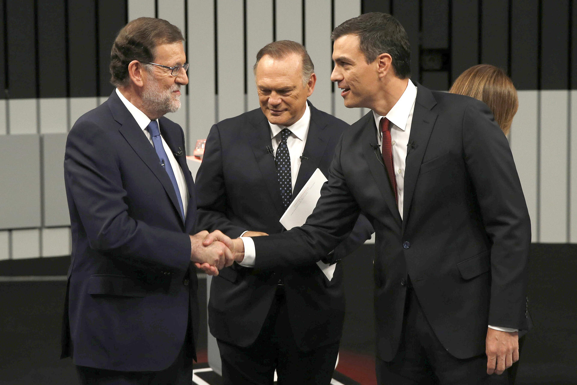 Imagen de archivo de Mariano Rajoy (i) y Pedro Sánchez (d), momentos antes de iniciar un debate electoral. EFE/Mariscal
