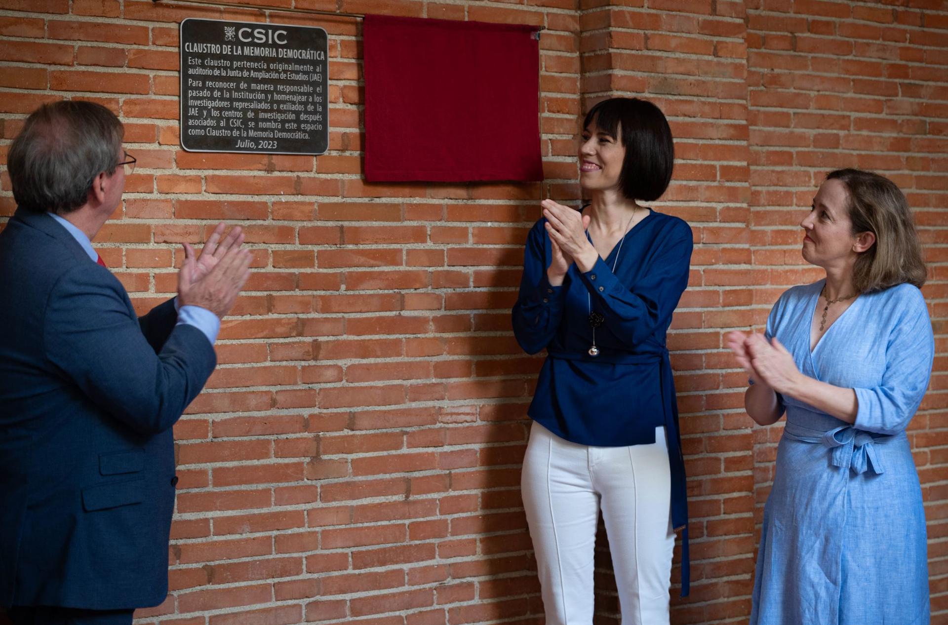 La ministra de Ciencia e Innovación, Diana Morant, y la presidenta del Consejo Superior de Investigaciones Científicas, Eloísa del Pino, en el acto de homenaje a los científicos represaliados durante el Régimen Franquista. CSIC/EFE
