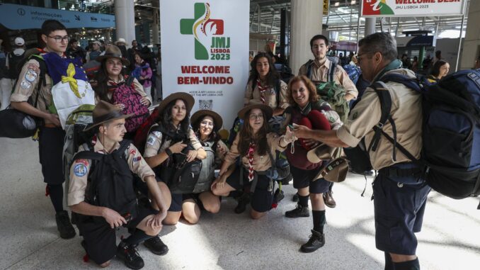 Peregrinos que asisten a la Jornada Mundial de la Juventud católica se fotografían en una calle de Lisboa. EFE/EPA/MIGUEL A. LOPES
